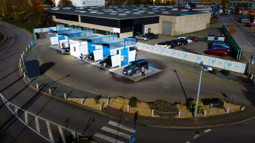 K-Wash Center Pulheim – Luftaufnahme der SB-Waschanlage mit mehreren Waschboxen, Zufahrt und Parkflächen an der Siemensstraße